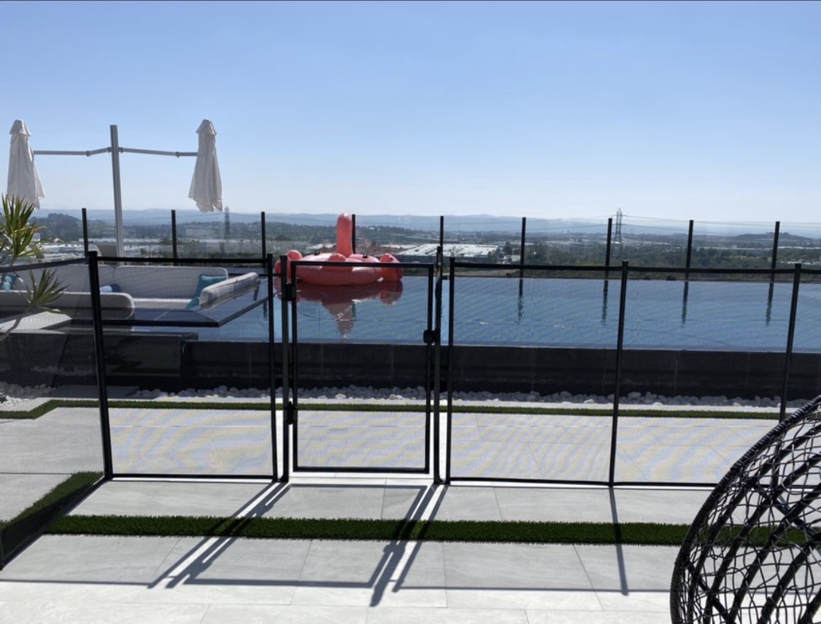 Infinity pool with removable fence