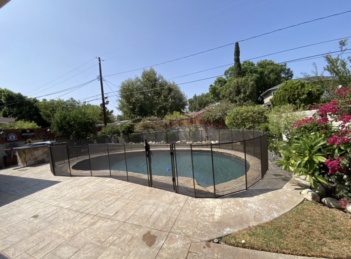 Round pool with removable mesh fence