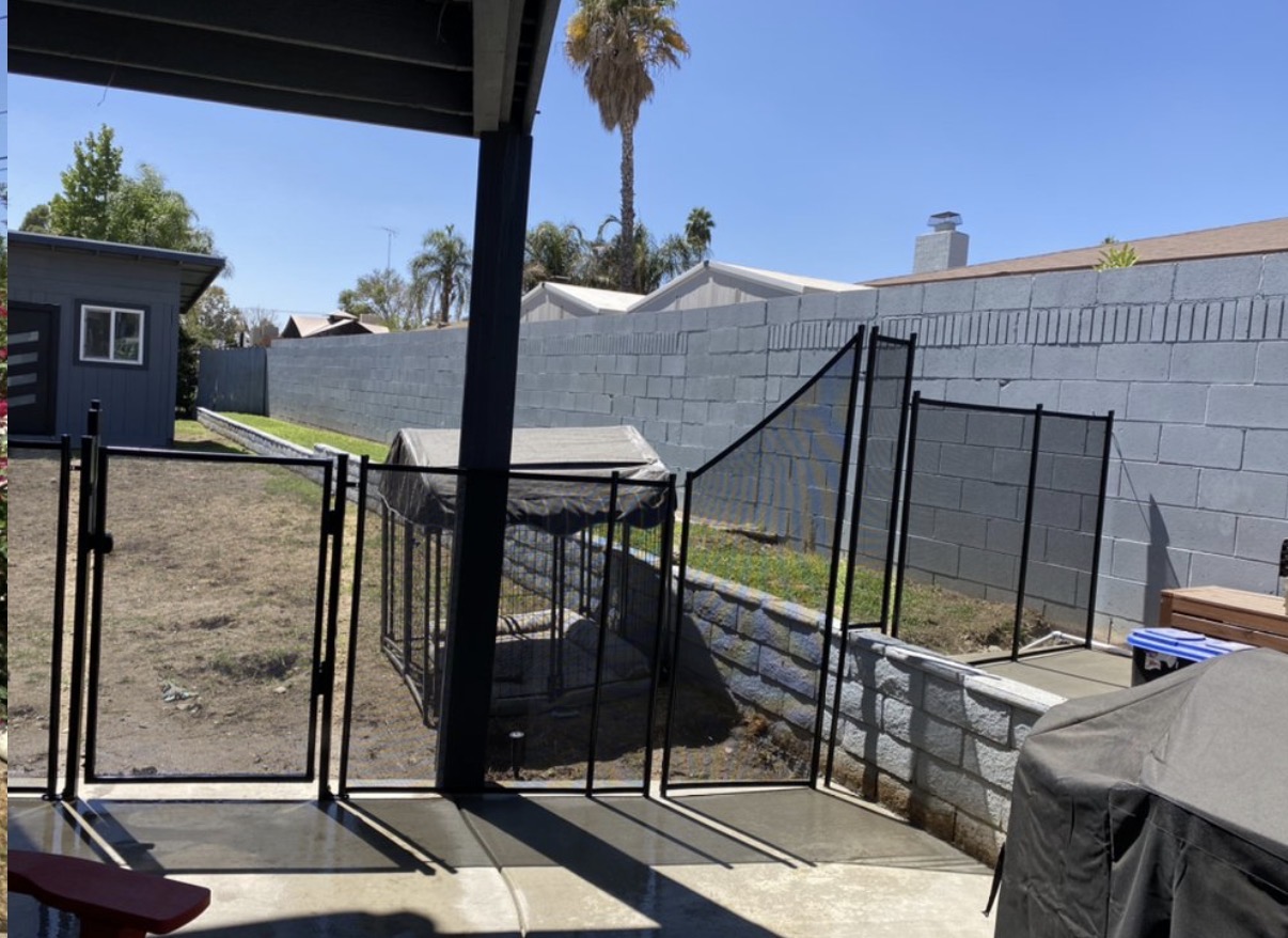 Patio mesh fence with self-closing gate