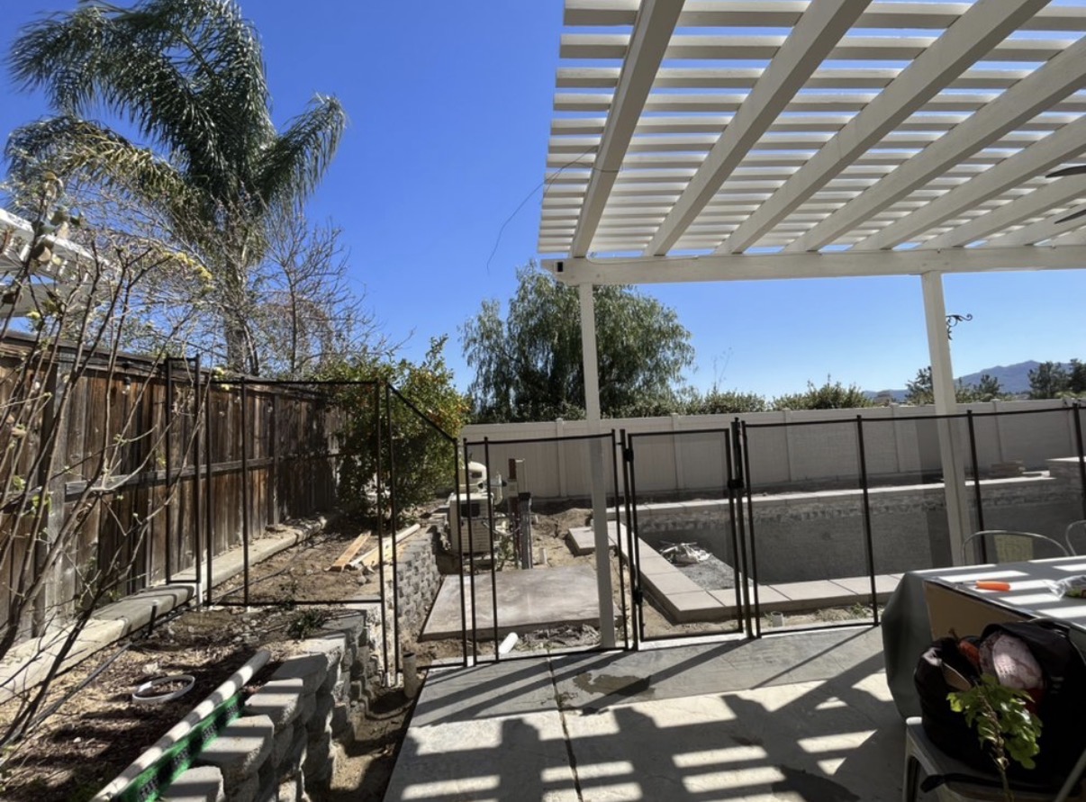 Side yard mesh fence with gate