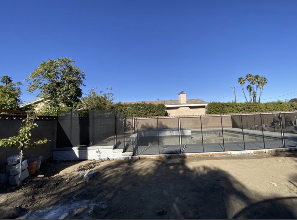 New build pool with mesh safety fence